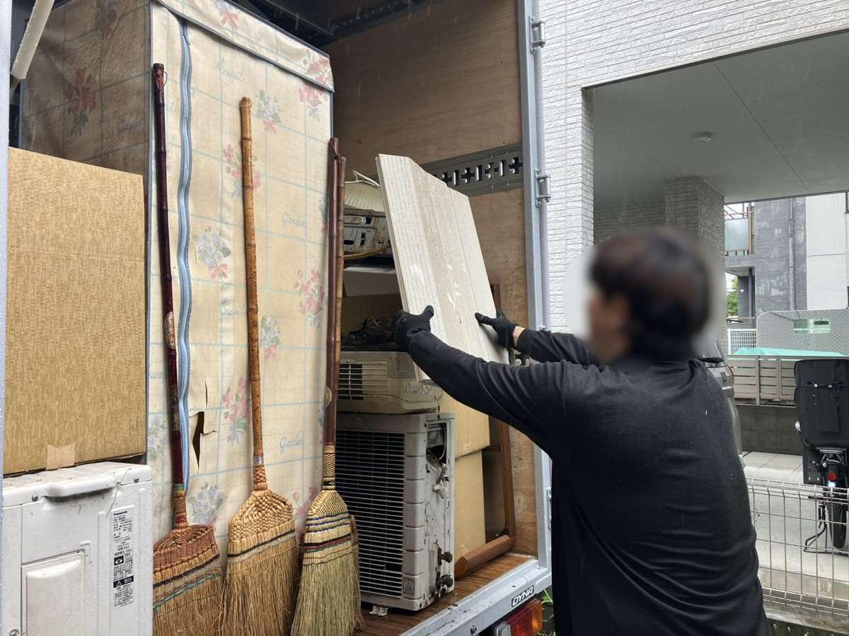 「3LDKのお家の中にある物置に残された園芸用品などを片付けました」作業事例写真