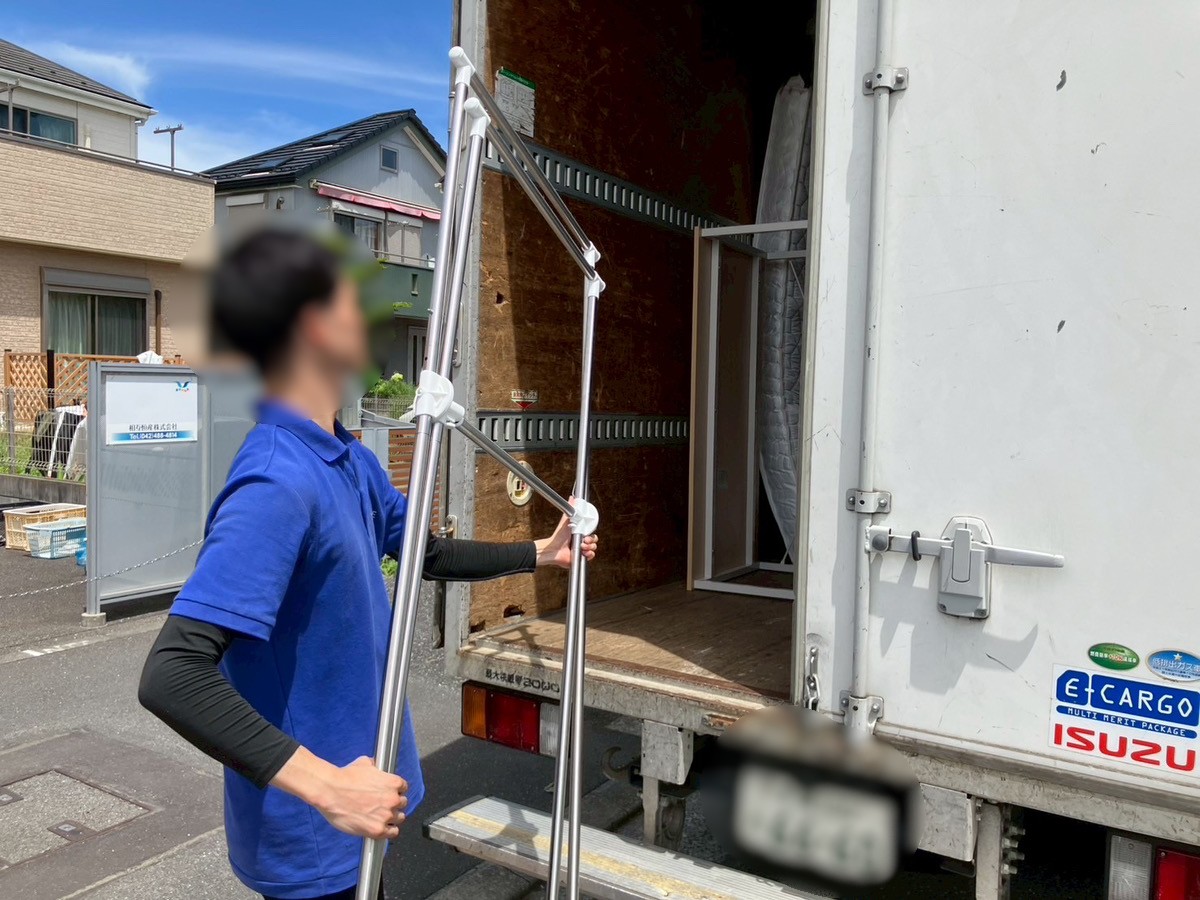 「1Kのアパートのお部屋から物干し竿やベッドなどを回収しました」作業事例写真